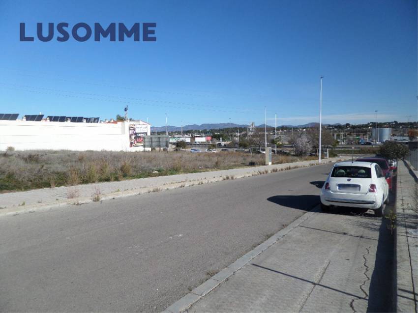 Descripción 441 - URBANO NO RESIDENCIAL.
Parcelas para hostales, hoteles y naves. 

Se venden parcelas urbanas consolidadas de uso terciario.
Desde 84.00