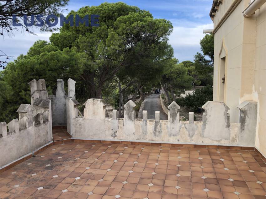 Descripción 451 - Sin comisión inmobiliaria.

Singular Palacete  del Siglo  XIX en La Villajoiosa, con 87.000 m² de parcela con plantación de cítricos 