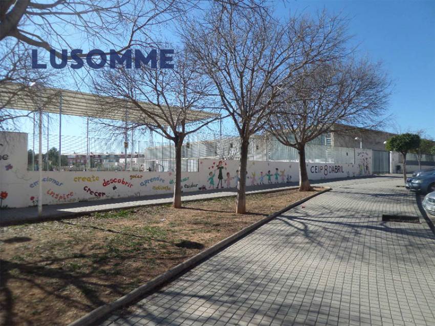 Descripción 463 - URBANO NO RESIDENCIAL.
Parcelas para hostales, hoteles y naves. 

Se venden parcelas urbanas consolidadas de uso terciario.
Desde 84.00