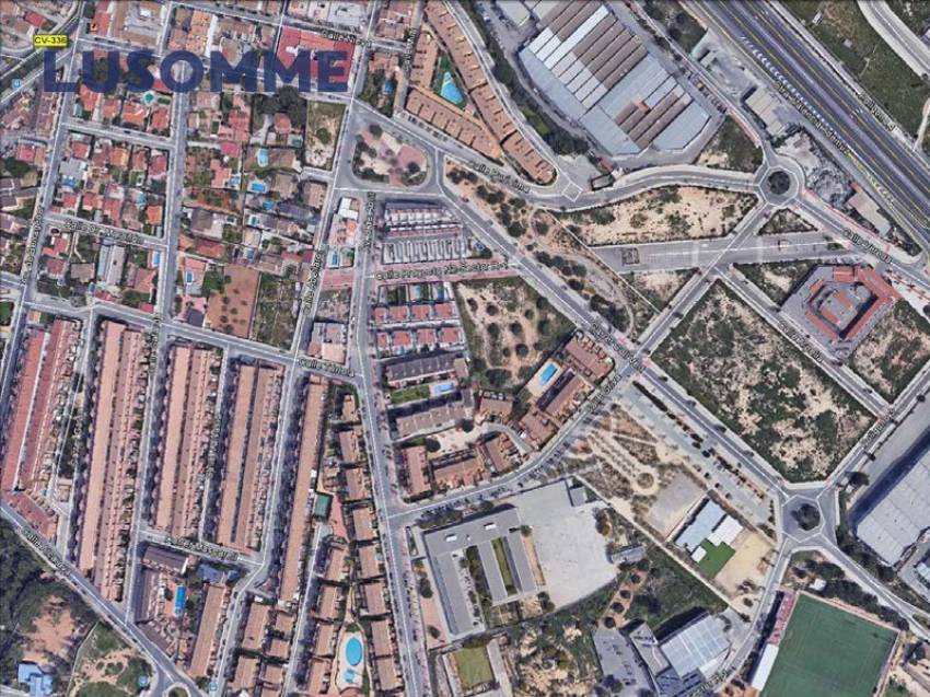 Descripción 470 - URBANO NO RESIDENCIAL.
Parcelas para hostales, hoteles y naves. 

Se venden parcelas urbanas consolidadas de uso terciario.
Desde 84.00