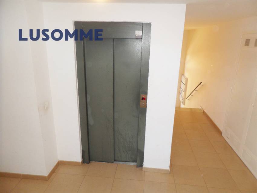 Descripción 477 - Sin comisión inmobiliaria.
Piso en venta en Plaza de la Música, Miramar.

Vivienda en primer piso, en edificio de 2007 con ascensor.
