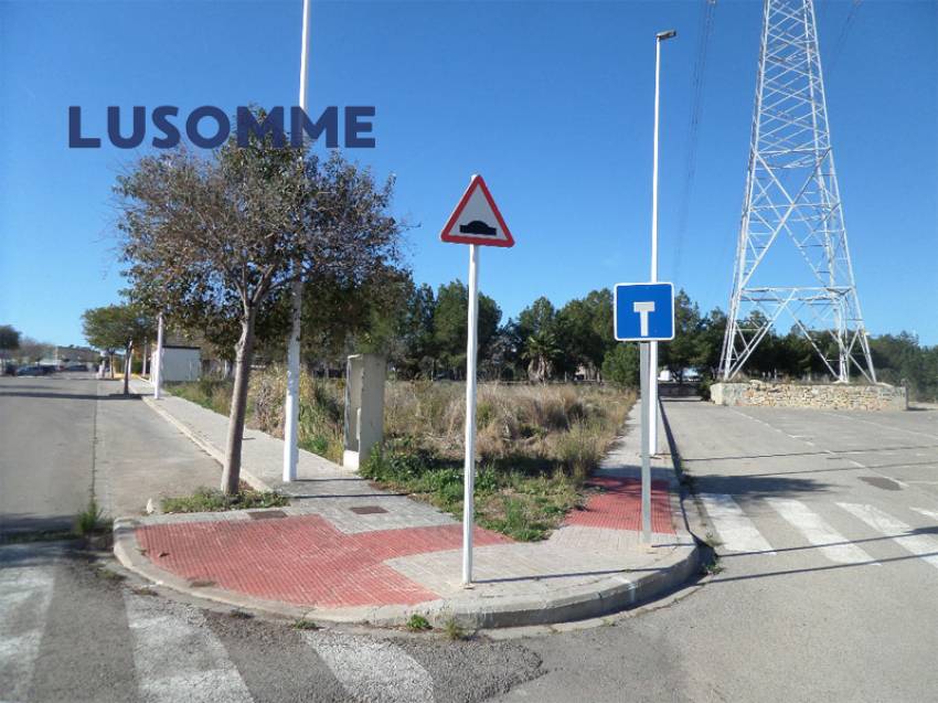 Descripción 492 - URBANO NO RESIDENCIAL.
Parcelas para hostales, hoteles y naves. 

Se venden parcelas urbanas consolidadas de uso terciario.
Desde 84.00