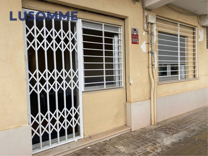 Descripción 493 - Local en venta en calle Escotilla, en El Perellonet.
A 22 km de Valencia.

Situado a pie de calle en edificio construido en 1960.

Loc