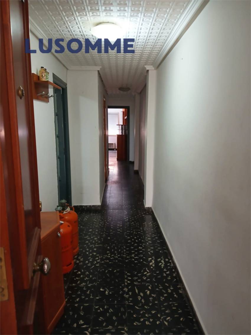 Descripción 491 - Piso en Calle Padre Viñas.
Junto a la estación de tranvía Sant Miquel dels Reis y Orriols (línea 6).

Dispone de 60 m² construidos 