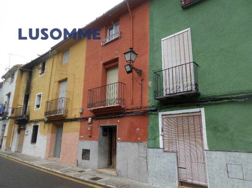 Descripción 506 - Sin comisión inmobiliaria.
Casa adosada en venta en calle Canterería, Ontinyent.

Vivienda de tres plantas totalmente para reformar, c