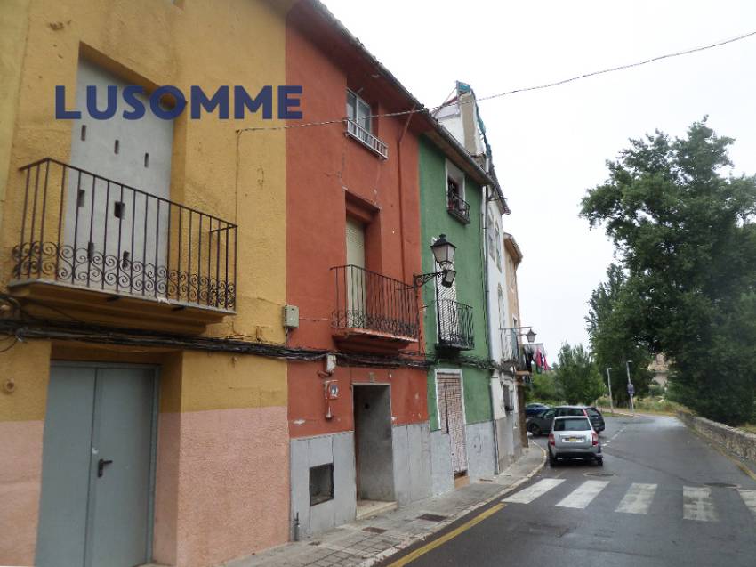 Descripción 506 - Sin comisión inmobiliaria.
Casa adosada en venta en calle Canterería, Ontinyent.

Vivienda de tres plantas totalmente para reformar, c