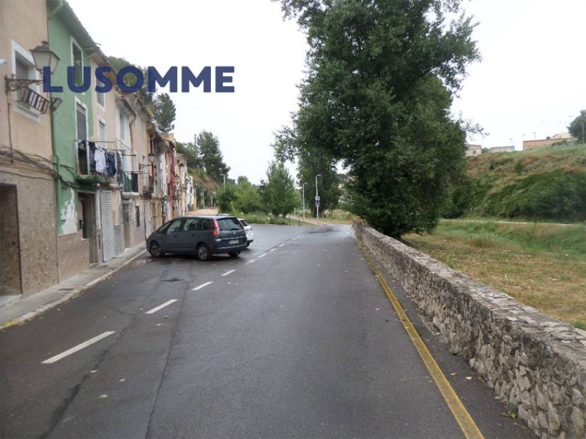 Descripción 506 - Sin comisión inmobiliaria.
Casa adosada en venta en calle Canterería, Ontinyent.

Vivienda de tres plantas totalmente para reformar, c
