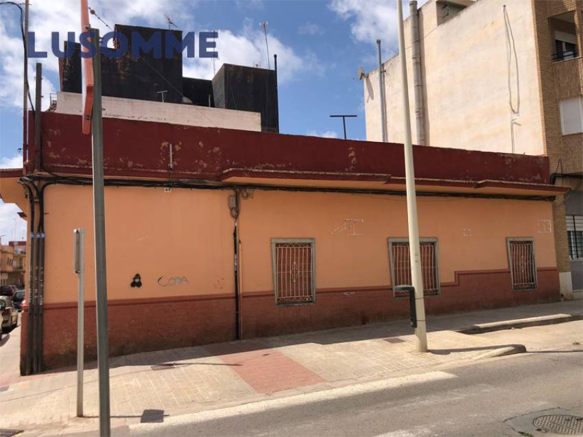 Descripción 509 - Suelo urbano con proyecto en marcha para edificar 12 viviendas y 6 plazas de garaje. 

Ideal para alquiler de apartamentos de estudiantes