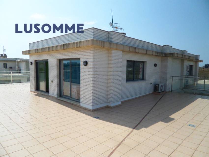Descripción 510 - Ático dúplex con dos terrazas en Av. Central, Oropesa del Mar. 
A solo 800 m de la playa.

Vivienda en novena planta con ascensor. 
C